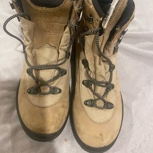Salomen women hiking boot size 7